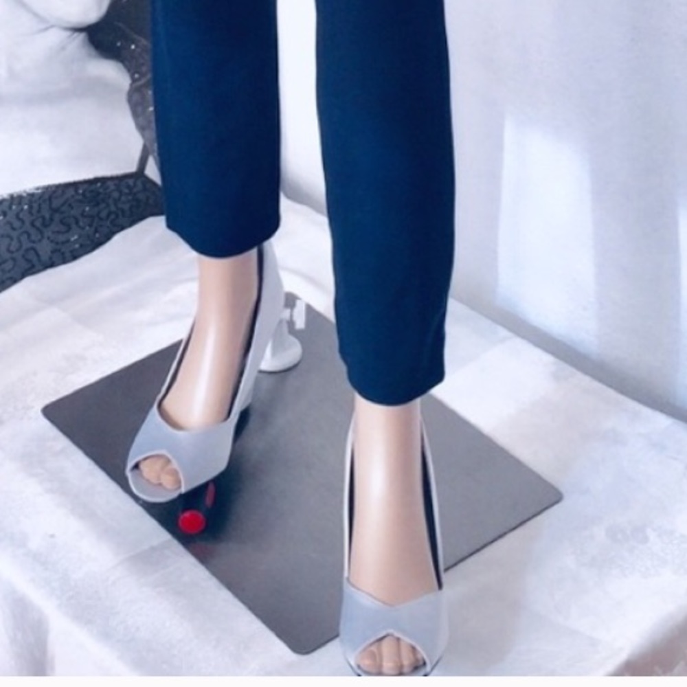 Silver shoes Size 9. - Picture 8 of 14